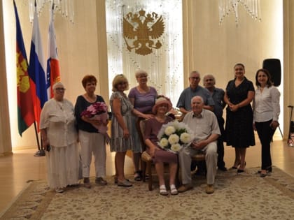 Сочинские единороссы поздравили супружескую пару Юрия и Надежды Драчук с 62-летием совместной жизни