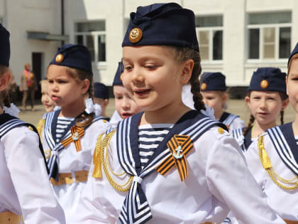 Районный смотр-конкурс строя и песни "Плечом к плечу" прошел сегодня в каневской первой школе