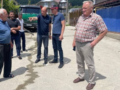 Константин Сыпало и Александр Жигалко помогают отремонтировать дорогу в с.Казачий Брод