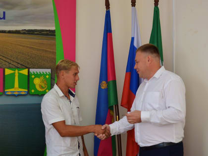 Сергей Дормидонтов вручил ключи от новой квартиры