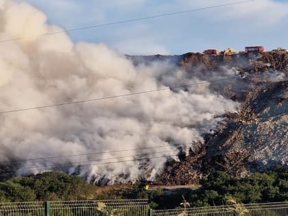 В Новороссийске продолжается работа по устранению возгорания на мусорном полигоне