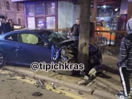 ​В массовой аварии в центре Краснодара пострадали два человека