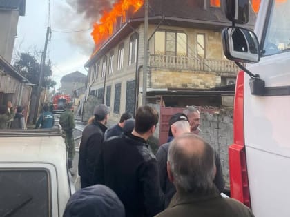 В МЧС раскрыли подробности пожара в Сочи, в котором сгорели 3 частных дома