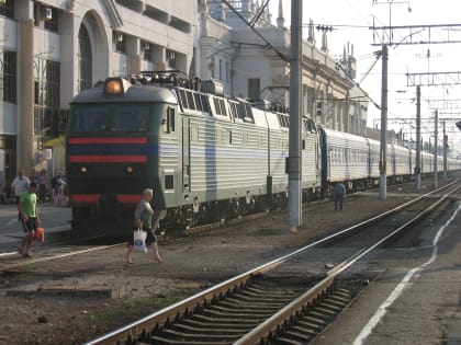 На железнодорожном вокзале в Краснодаре полицейские спасли 84-летнего пенсионера- «зацепера»