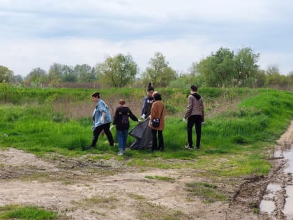 27 апреля в рамках молодежной акции «Студенческий удар 15», проводимой МКУ «Молодежный досуговый центр» города Темрюка, на трех территориях нашего города высадился студенческий дес