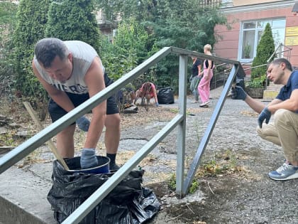 «Начни с себя»: новороссийцы активно присоединяются к генеральной уборке города