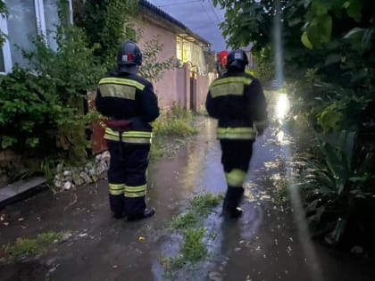 Подтопленные дворы и смерч: на Кубани всю ночь бушевала непогода