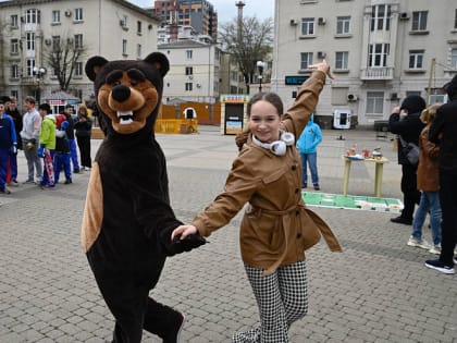 Непогода — не помеха празднику: фестиваль «Маёвка» собрал новороссийцев на Форумной площади