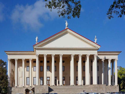 Глава Сочи Алексей Копайгородский проверил ход подготовки Зимнего театра к комплексным реставрационным работам