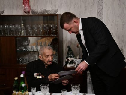 Евгений Наумов поздравил ветерана Армаиса Акопова со 100-летием