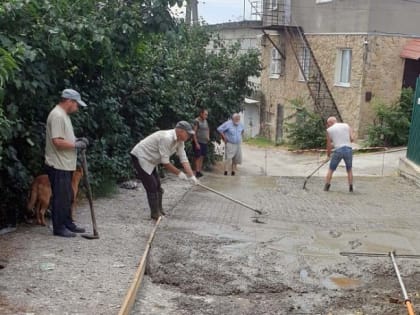 В ЦЕНТРАЛЬНОМ РАЙОНЕ БЛАГОУСТРАИВАЮТ  ПЕРЕУЛОК МИЗЮКОВА МЕТОДОМ «НАРОДНОЙ СТРОЙКИ»