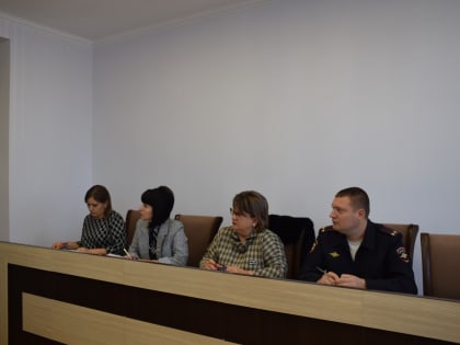 В администрации района провели заседание комиссии по делам несовершеннолетних