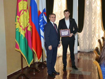 Председатель Городского Собрания Сочи Виктор Филонов вручил Благодарности от Народного фронта депутатам Горсобрания Сочи