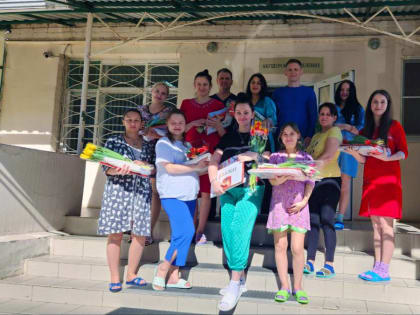 Депутат ЗСК Сергей Хандожко поздравил с Международным женским днем женщин из акушерского отделения Динской ЦРБ