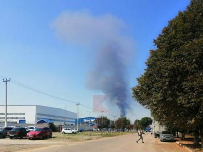 ​Крупный пожар тушат на складе на улице Демуса в Краснодаре