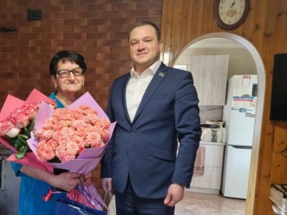 Илья Стопченко поздравил с днем рождения председателя ТОС «Разбитый Котел» Кегануш Кесян