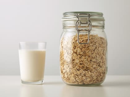 Регулирует артериальное давление, снижает холестерин, защищает сердце и сосуды: что еще может овсяная вода