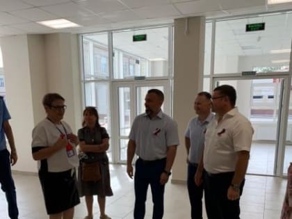 Депутат Государственной Думы Дмитрий Лоцманов посетил одну из школ