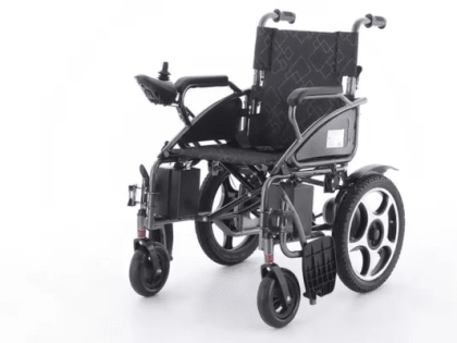 Заместитель председателя Городского Собрания Сочи Темур Эйнатов передал фонду «Своих не бросаем» инвалидные кресла-коляски