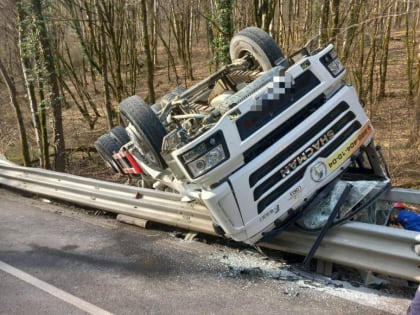 ​В Сочи в перевернувшемся бензовозе погиб мужчина