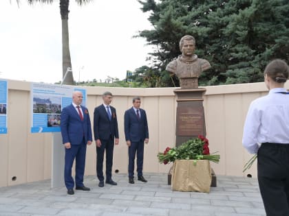 В аэропорту Сочи торжественно открыли бюст советского космонавта Виталия Севастьянова