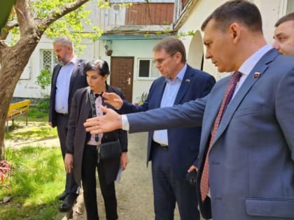 Виктор Филонов, Павел Афанасьев и Александр Бурляев посетили в мкр. Лазаревское несколько адресов в жилых микрорайонах 