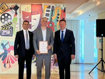 Депутаты избирательного округа «Лазаревский» поздравили медицинских работников района с профессиональным праздником