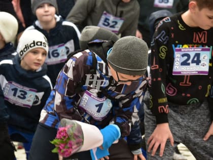 100 букетов прекрасным дамам, запыхавшись, вручили 100 новороссийских мужчин