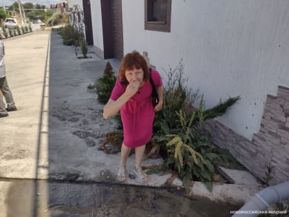 В Новороссийске речка-вонючка течёт по улице прямо в Чёрное море