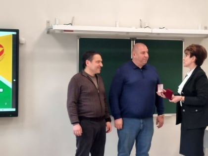 Виталий Баянов, Родион Цырульник, Оганес Чепнян приняли участие в награждении строителей и специалистов, которые построили новый корпус гимназии № 9 им. Н. А. Островского