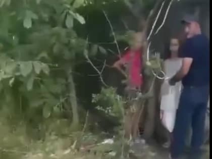 ​В Краснодаре мужчина с расстегнутой ширинкой стоял с двумя девочками у гаражей: полиция проводит проверку