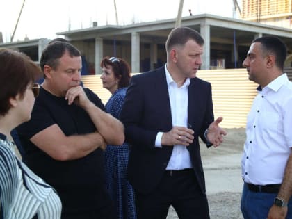 Евгений Наумов осмотрел ход строительства досуговых и социальных объектов на улице Обрывной