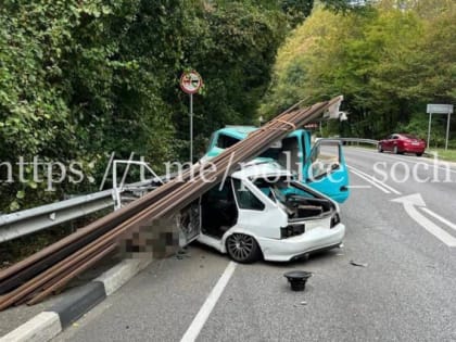 Молодой водитель отечественной легковушки погиб в ДТП с грузовиком в Сочи