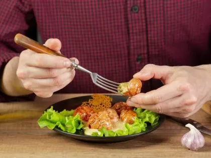 Специалисты в области кардиологии обращают внимание на то, что плотный ужин может привести к проблемам с сердцем