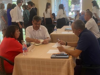 Специалисты мобильной приемной губернатора Кубани проводят прием граждан в Доме культуры имени А.Г.Петрика