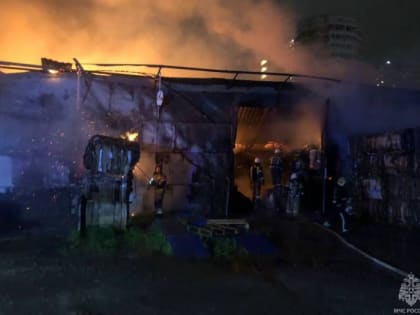 В Краснодаре потушили крупный пожар на складе (фото, видео)