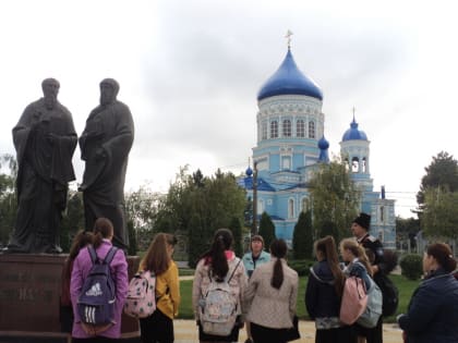 Беседу у памятника «Богомудрые учителя» провели для учащихся второй школы