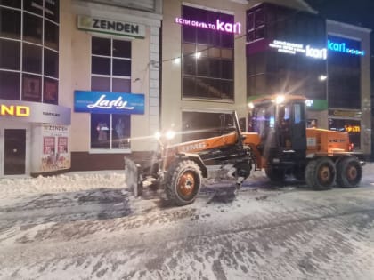 Расчистка городских улиц от снега продолжается
