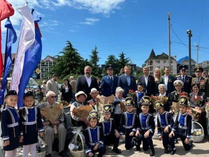 Председатель Горсобрания Сочи Виктор Филонов принял участие в акции «Цветы Победы»