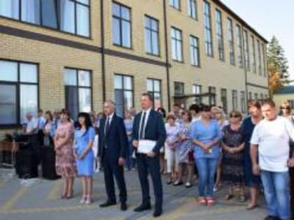 Глава Староминского района Владимир Горб посетил праздничную линейку в школе № 3 станицы Староминской