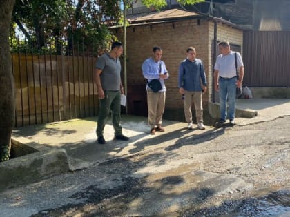 Владимир Торосян провел обследование проблемных участков автомобильной дороги на ул. Бамбуковая