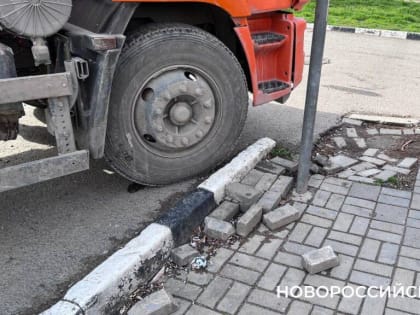 В Новороссийске машины ездят по тротуарам и гоняют по дворам. Ограничить проезд получится не везде