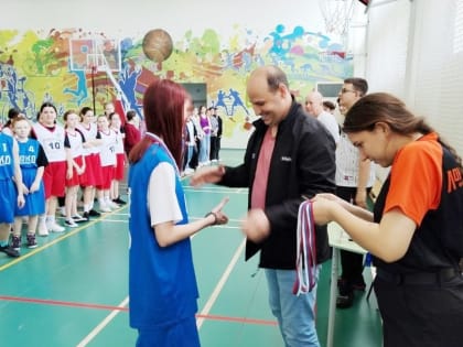 Поддержали юных баскетболисток