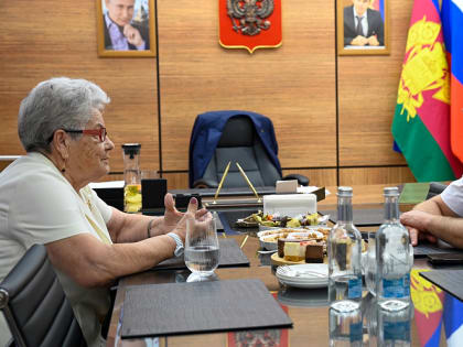 Глава Новороссийска поздравил Валентину Павловну Кривенду с 85-летием