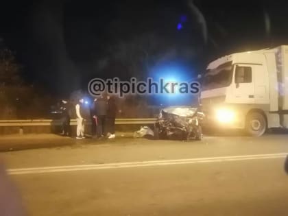 В Краснодаре фура врезалась в ВАЗ: есть пострадавшие