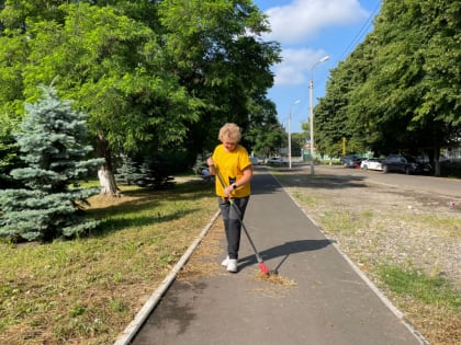На территории ДК Сахарного завода состоялся очередной субботник