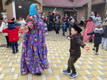 В Туапсе отмечают Масленицу