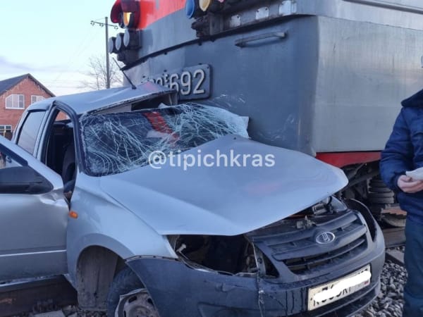 В Краснодарском крае 64-летний мужчина на «Ладе Гранте» попал под поезд