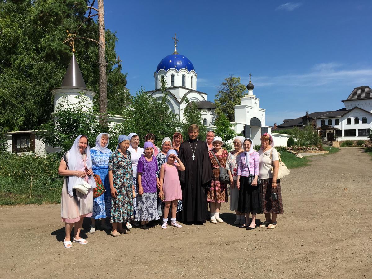 Прихожане монастыря. Ставропольская епархия паломническая служба. Жен монастырь Всецарица Краснодар. Паломники в монастыре Кореновска. Монастырь женский Кореновск Всецарица.