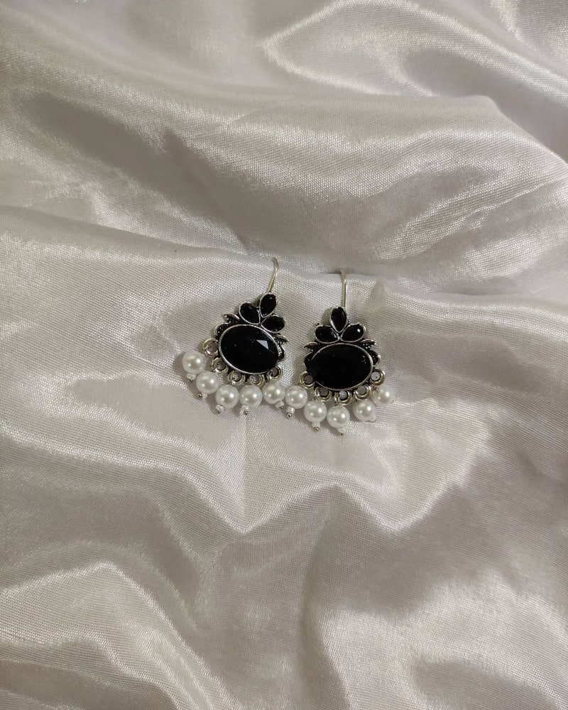 Black-Stone hook pearl earrings